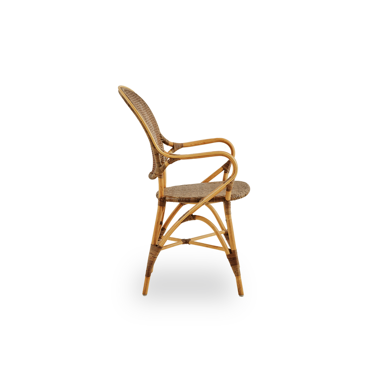 Ren sidevisning af Rossini spisebordsarmstol i kirsebærfarve. Elegant fletstol med rund ryg og armlæn i enkelt design. Håndlavet af høj kvalitet rattan.