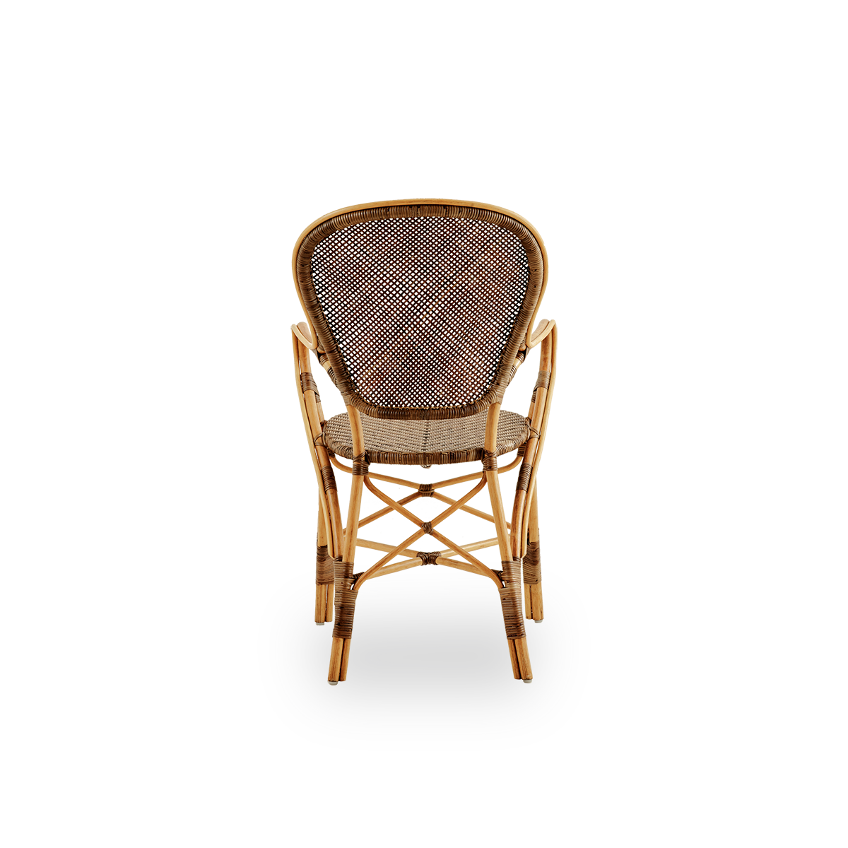 Bagfra vinkel af Rossini spisestol med armlæn i kirsebærfarve. Elegant fletstol med rund ryg og armlæn i et enkelt design. Håndlavet af rattan af høj kvalitet.