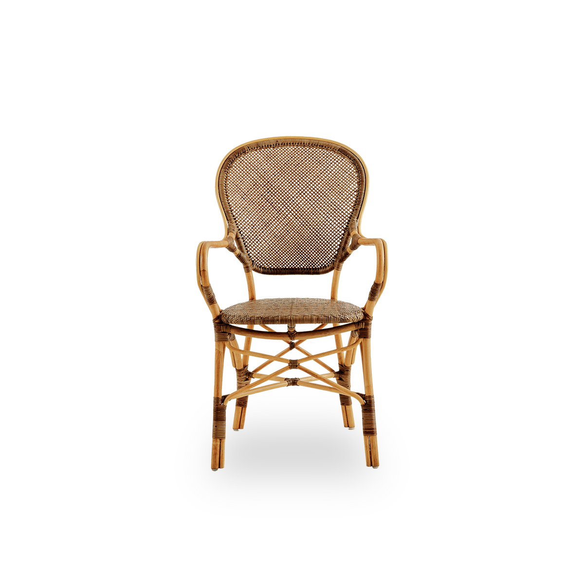 Ren front vinkel af Rossini spisebordsstol med armlæn i kirsebærfarve.
Elegant fletstol med rundt ryglæn og armlæn i et enkelt design. Håndlavet af højkvalitets rattan.