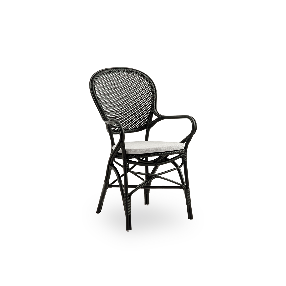Side view af Rossini spisestol med armlæn i sort farve. Elegant fletstol med rund ryg og armlæn i simpelt design. Håndlavet i højkvalitets rattan.