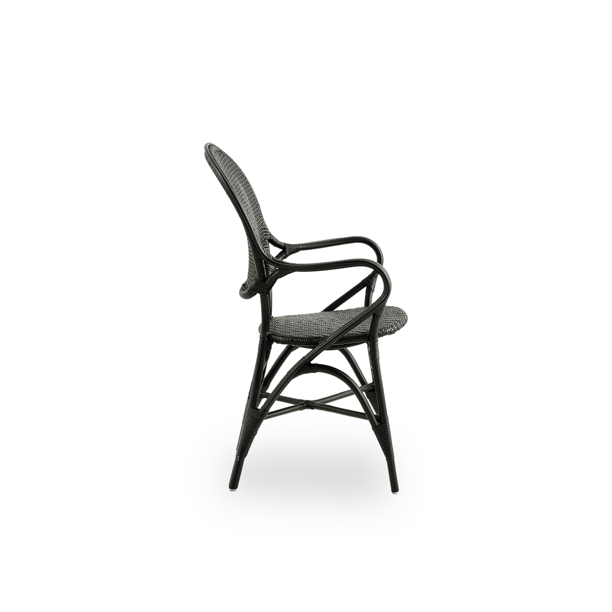 Ren sidevisning af Rossini spisebordsarmstol i sort farve. Elegant fletstol med rund ryg og armlæn i enkelt design. Håndlavet af høj kvalitet rattan.