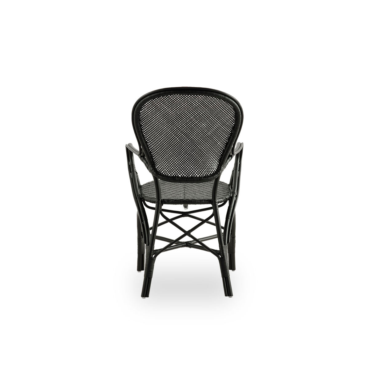 Bagfra vinkel af Rossini spisestol med armlæn i sort farve. Elegant fletstol med rund ryg og armlæn i et enkelt design. Håndlavet af rattan af høj kvalitet.