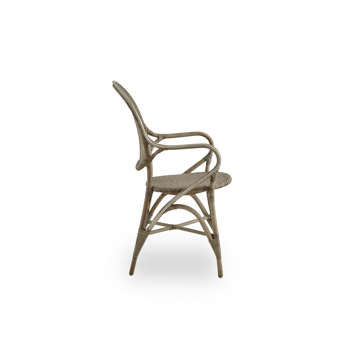 Ren sidevisning af Rossini spisebordsarmstol i taupe farve. Elegant fletstol med rund ryg og armlæn i enkelt design. Håndlavet af høj kvalitet rattan.