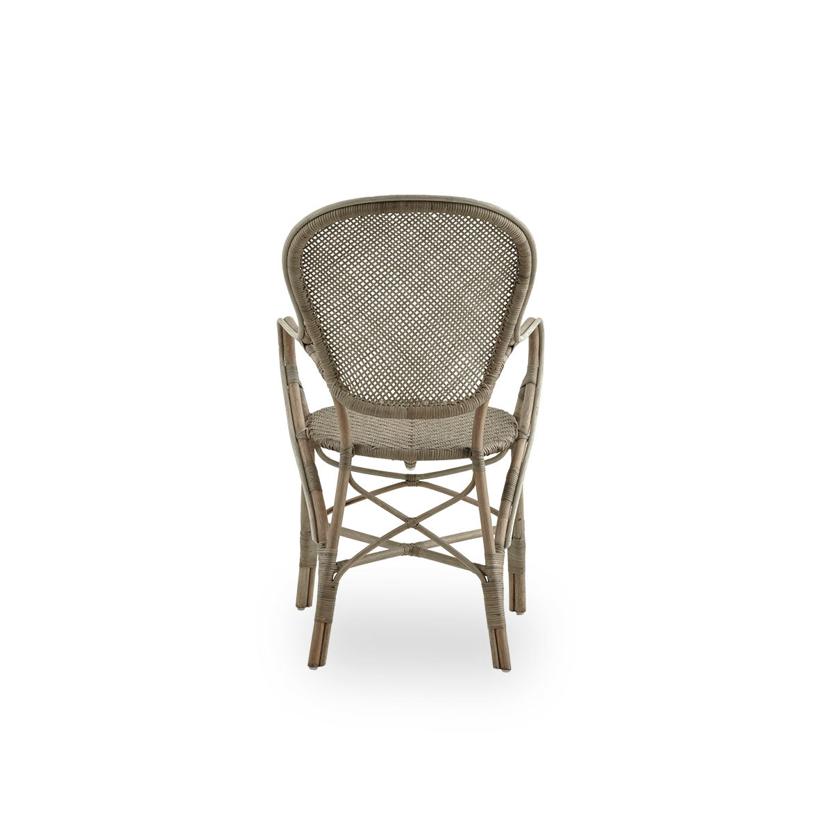 Bagfra vinkel af Rossini spisestol med armlæn i farven taupe. Elegant fletstol med rund ryg og armlæn i et enkelt design. Håndlavet af rattan af høj kvalitet.