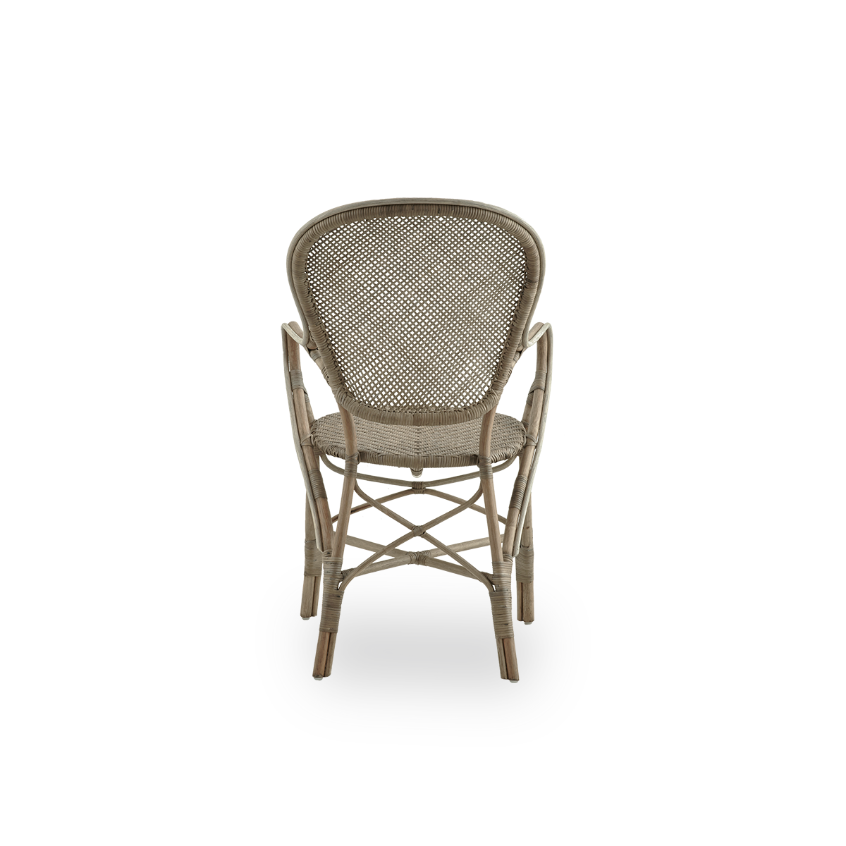 Bagfra vinkel af Rossini spisestol med armlæn i farven taupe. Elegant fletstol med rund ryg og armlæn i et enkelt design. Håndlavet af rattan af høj kvalitet.