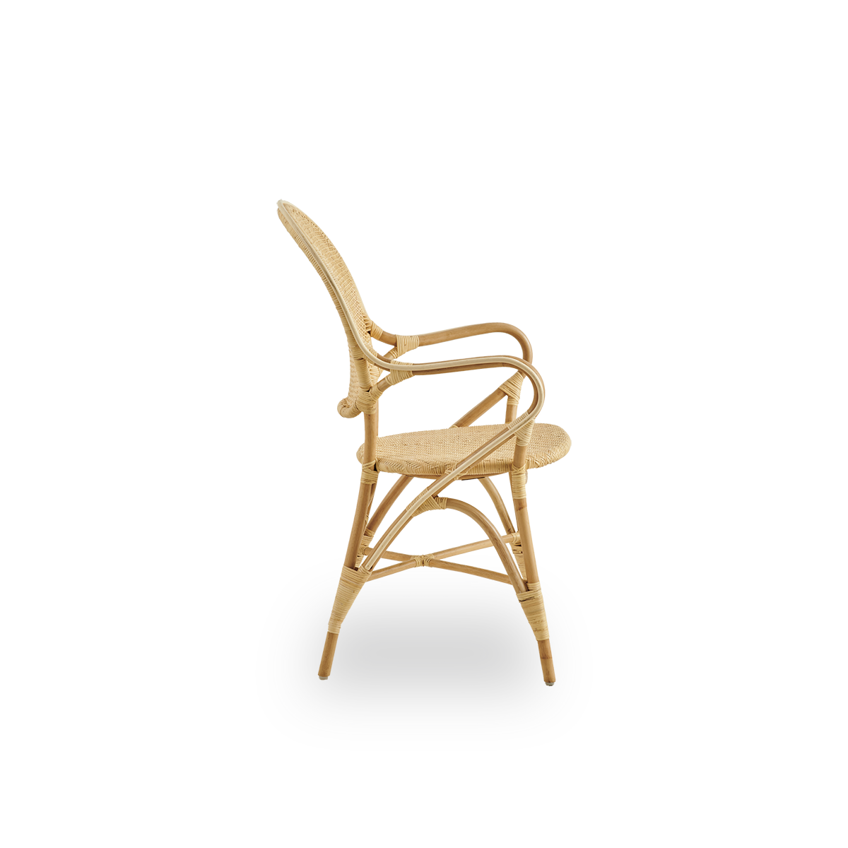 Ren sidevisning af Rossini spisebordsarmstol i naturlig rattan. Elegant fletstol med rund ryg og armlæn i enkelt design. Håndlavet af høj kvalitet rattan.