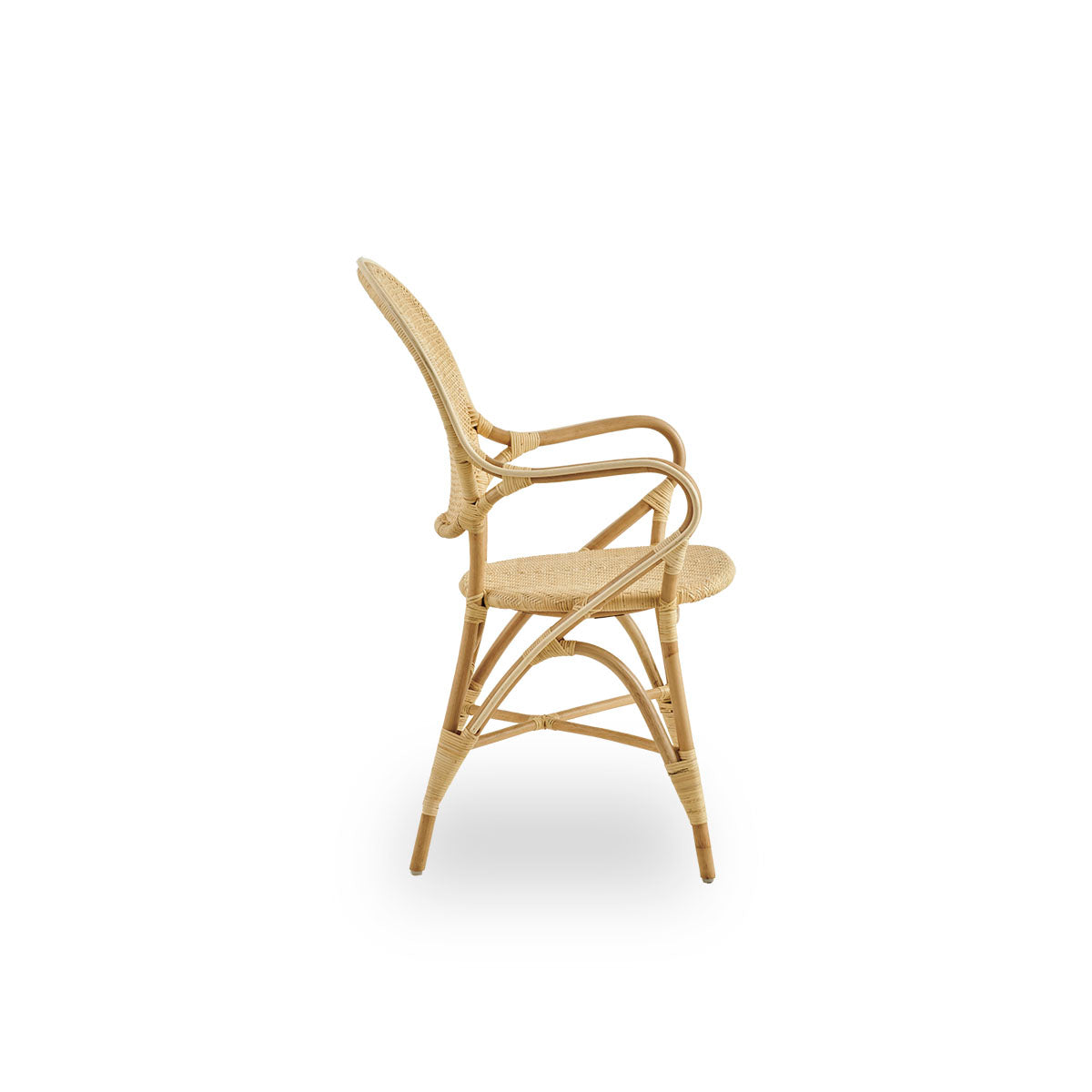 Ren sidevisning af Rossini spisebordsarmstol i naturlig rattan. Elegant fletstol med rund ryg og armlæn i enkelt design. Håndlavet af høj kvalitet rattan.