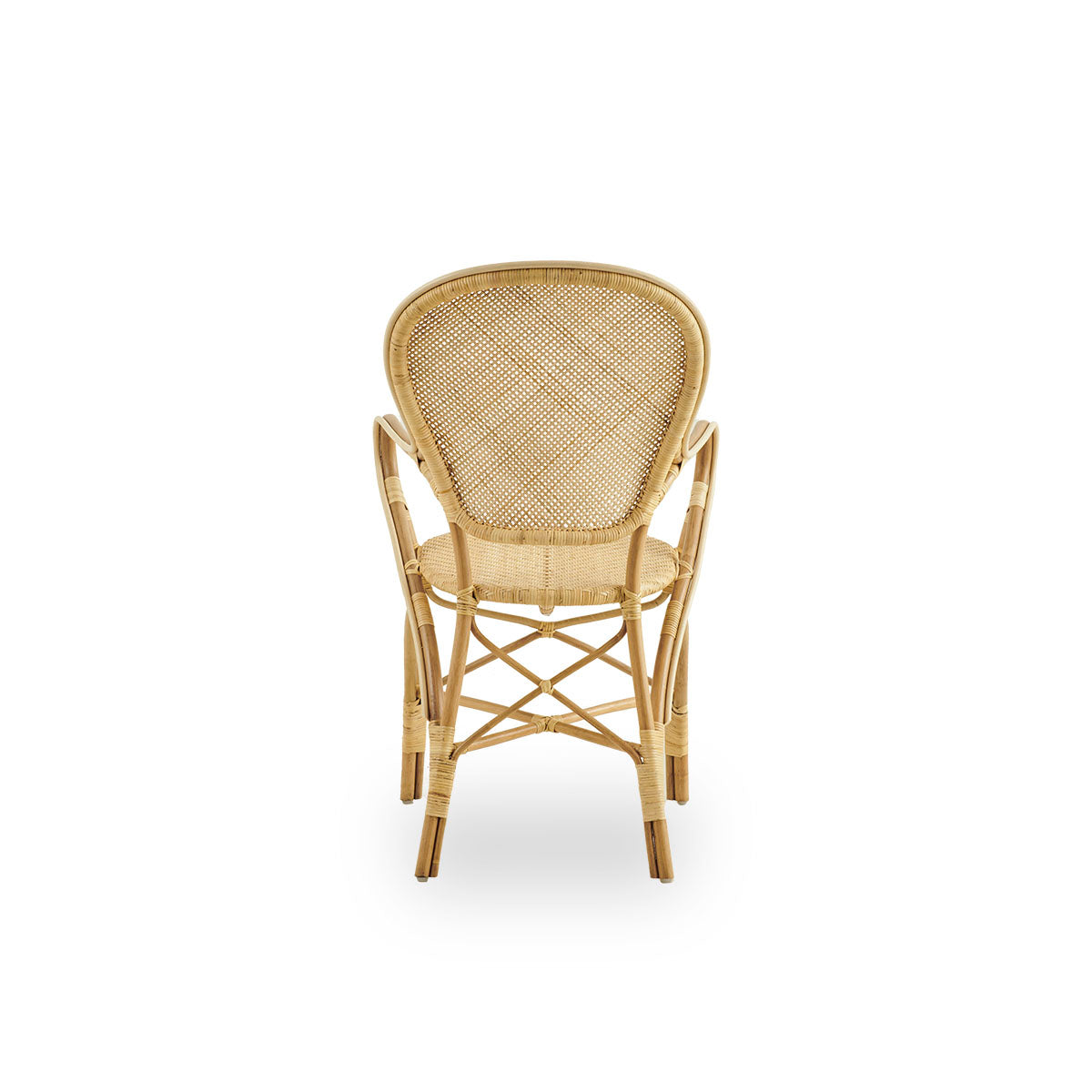 Bagfra vinkel af Rossini spisestol med armlæn, fremstillet i naturfarvet rattan. Elegant fletstol med rund ryg og armlæn i et enkelt design. Håndlavet af rattan af høj kvalitet.