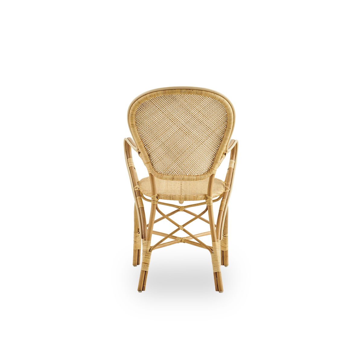 Bagfra vinkel af Rossini spisestol med armlæn, fremstillet i naturfarvet rattan. Elegant fletstol med rund ryg og armlæn i et enkelt design. Håndlavet af rattan af høj kvalitet.