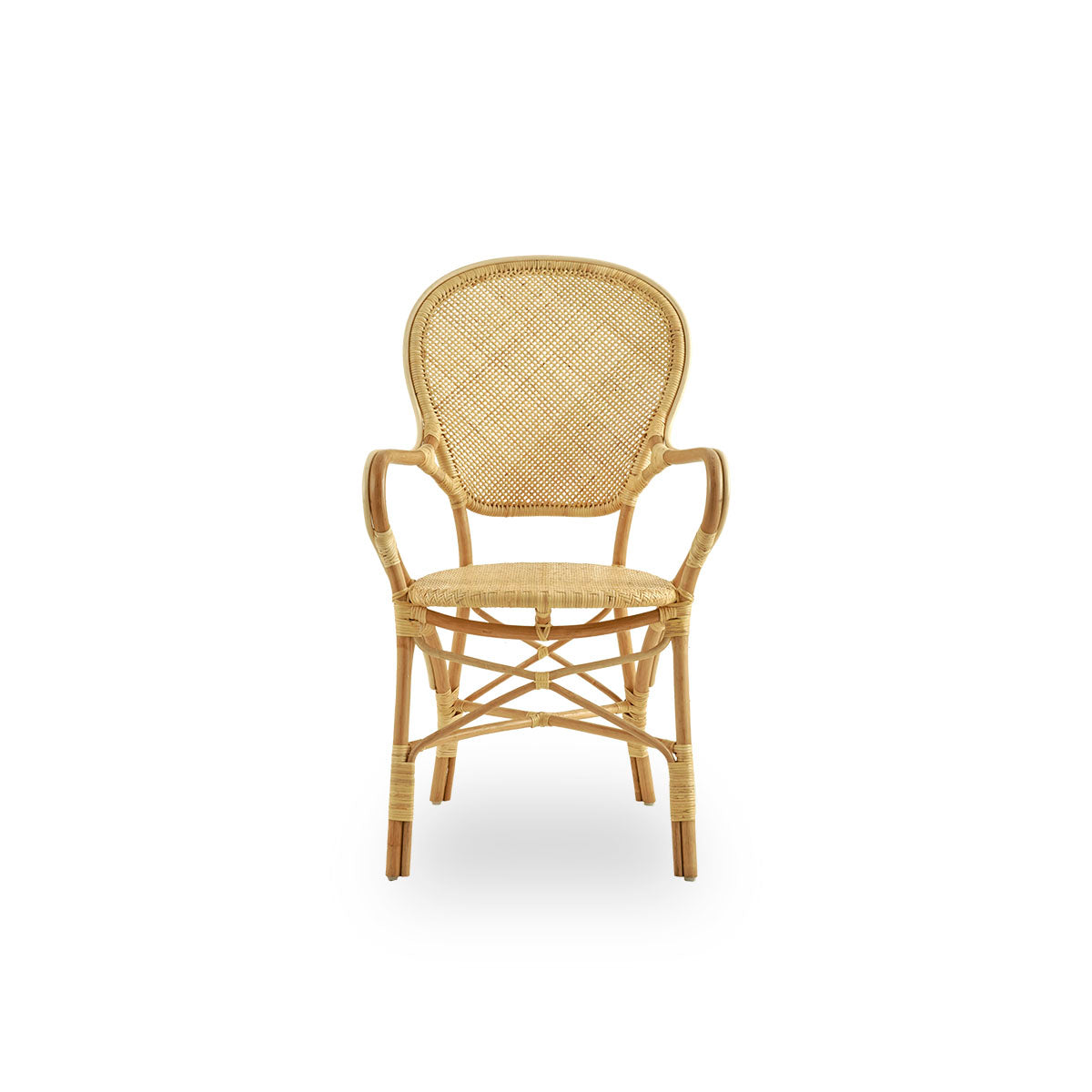 Ren front vinkel af Rossini spisebordsstol med armlæn, fremstillet i natur rattan.
Elegant fletstol med rundt ryglæn og armlæn i et enkelt design. Håndlavet af højkvalitets rattan.