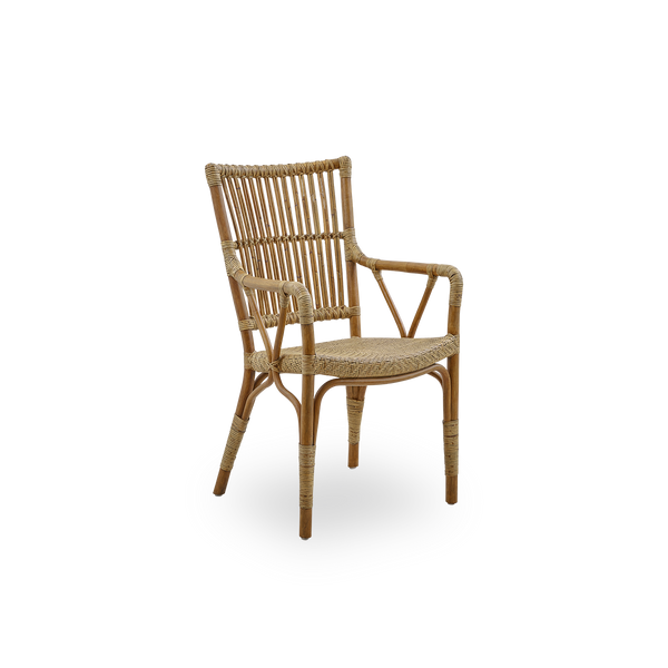 Side view af Piano armstol i Antique brown farve. Elegant fletstol med høj ryg og armlæn, håndlavet i højkvalitets indonesisk rattan.