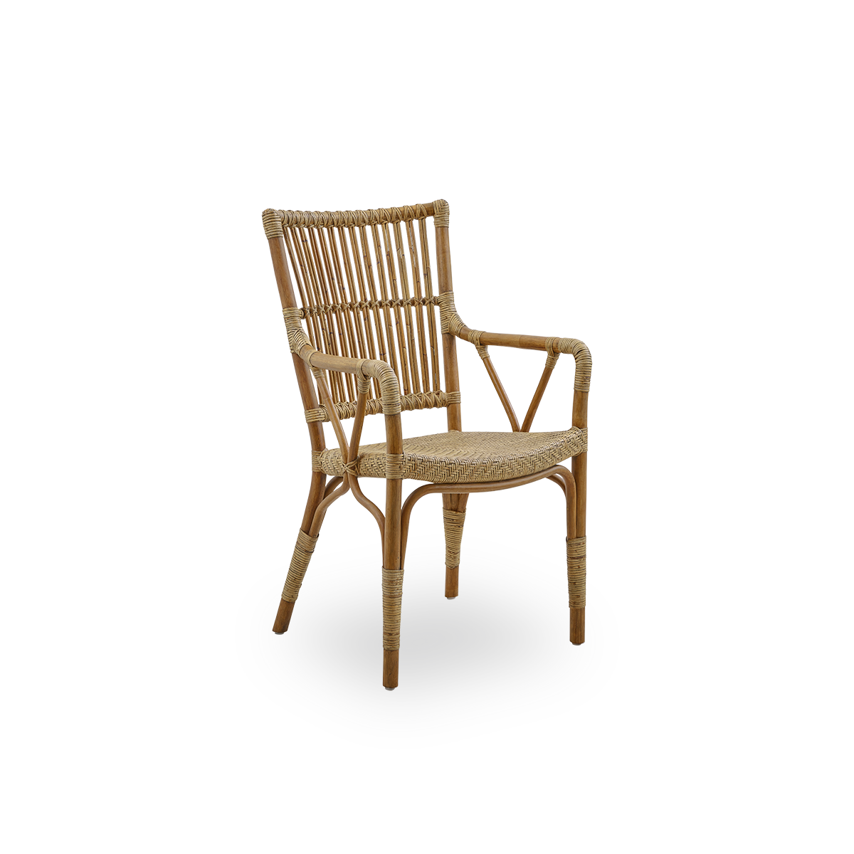Side view af Piano armstol i Antique brown farve. Elegant fletstol med høj ryg og armlæn, håndlavet i højkvalitets indonesisk rattan.