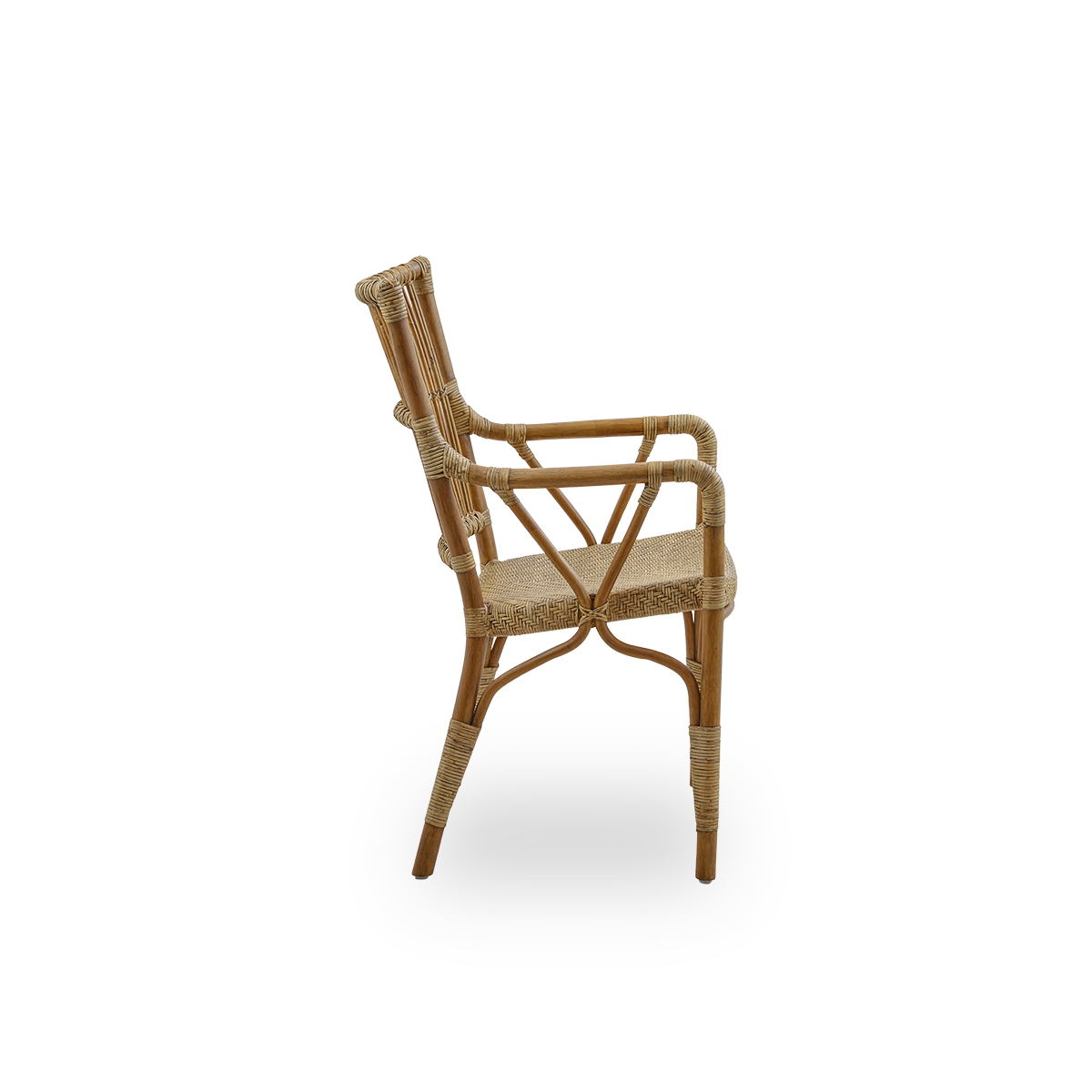 Ren sidevisning af Piano armstol i antik brun farve. Elegant fletstol med høj ryg og armlæn håndlavet af høj kvalitet indonesisk rattan.