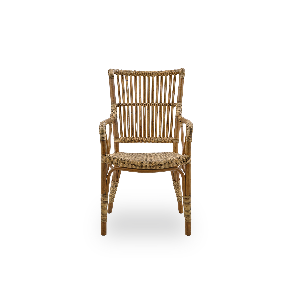 Ren front vinkel af Piano lænestol i Antique Brown farve.
Elegant fletstol med høj ryg og armlæn, håndlavet af indonesisk rattan i høj kvalitet.