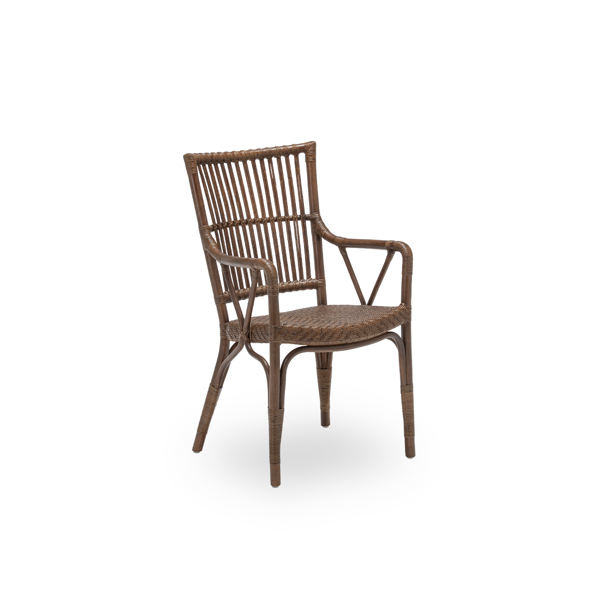 Sidevisning af Piano spisebordsstol, i brun rattan. Dansk design fra Sika-Designs Originals-kollektion, hvor de detaljerede fletninger giver stolen dens karakter. Håndlavet i indonesisk rattan af høj kvalitet.