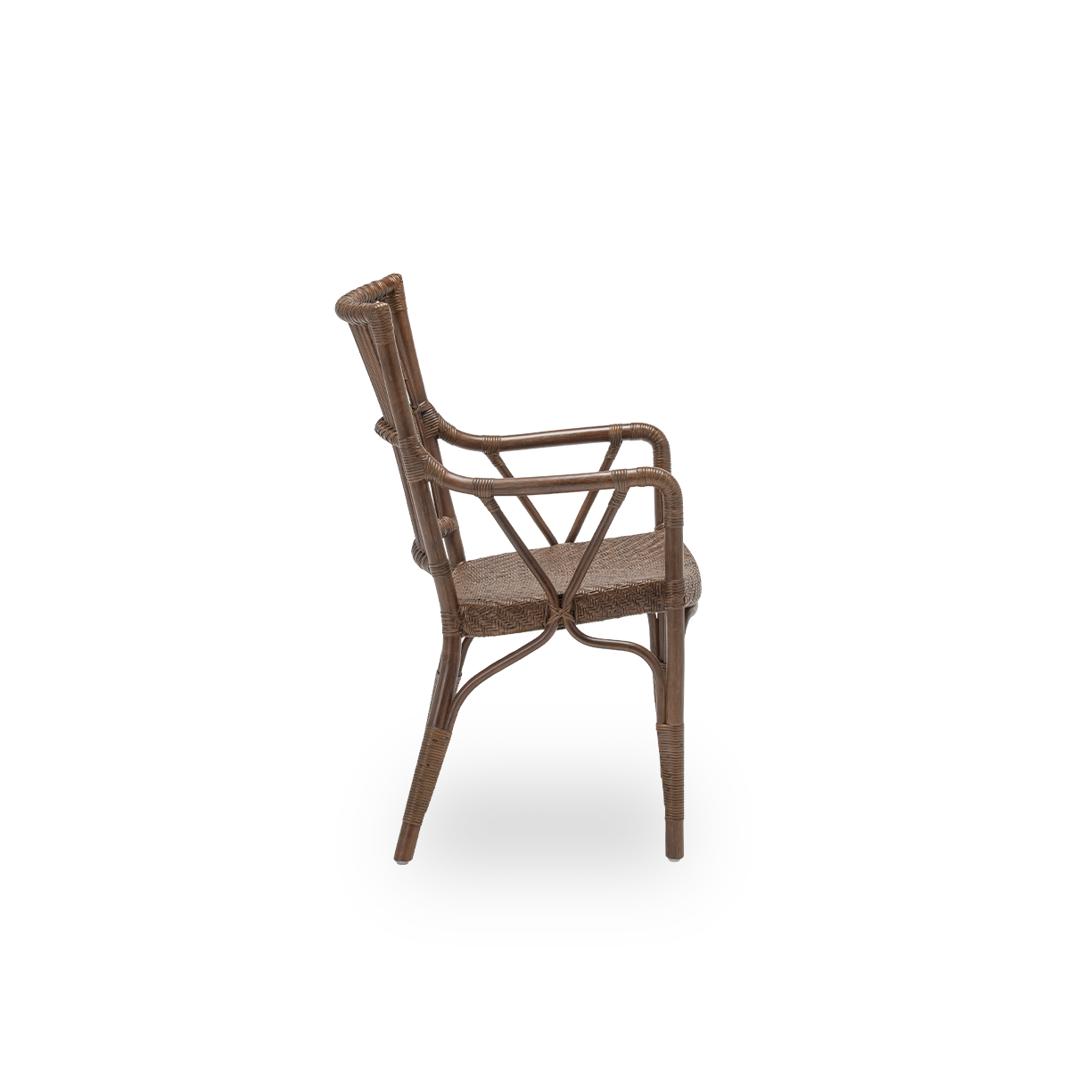 Ren sidevisning af Piano spisebordsstol, i brun rattan. Dansk design fra Sika-Designs Originals-kollektion, hvor de detaljerede fletninger giver stolen dens karakter. Håndlavet i indonesisk rattan af høj kvalitet.
