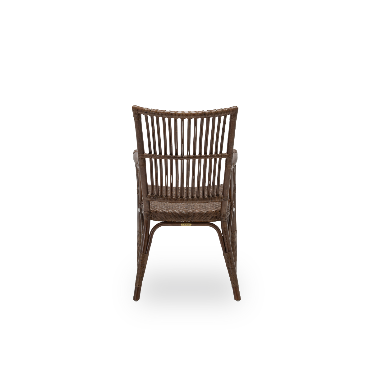 Ren bagvisning af Piano spisebordsstol, i brun rattan. Dansk design fra Sika-Designs Originals-kollektion, hvor de detaljerede fletninger giver stolen dens karakter. Håndlavet i indonesisk rattan af høj kvalitet.