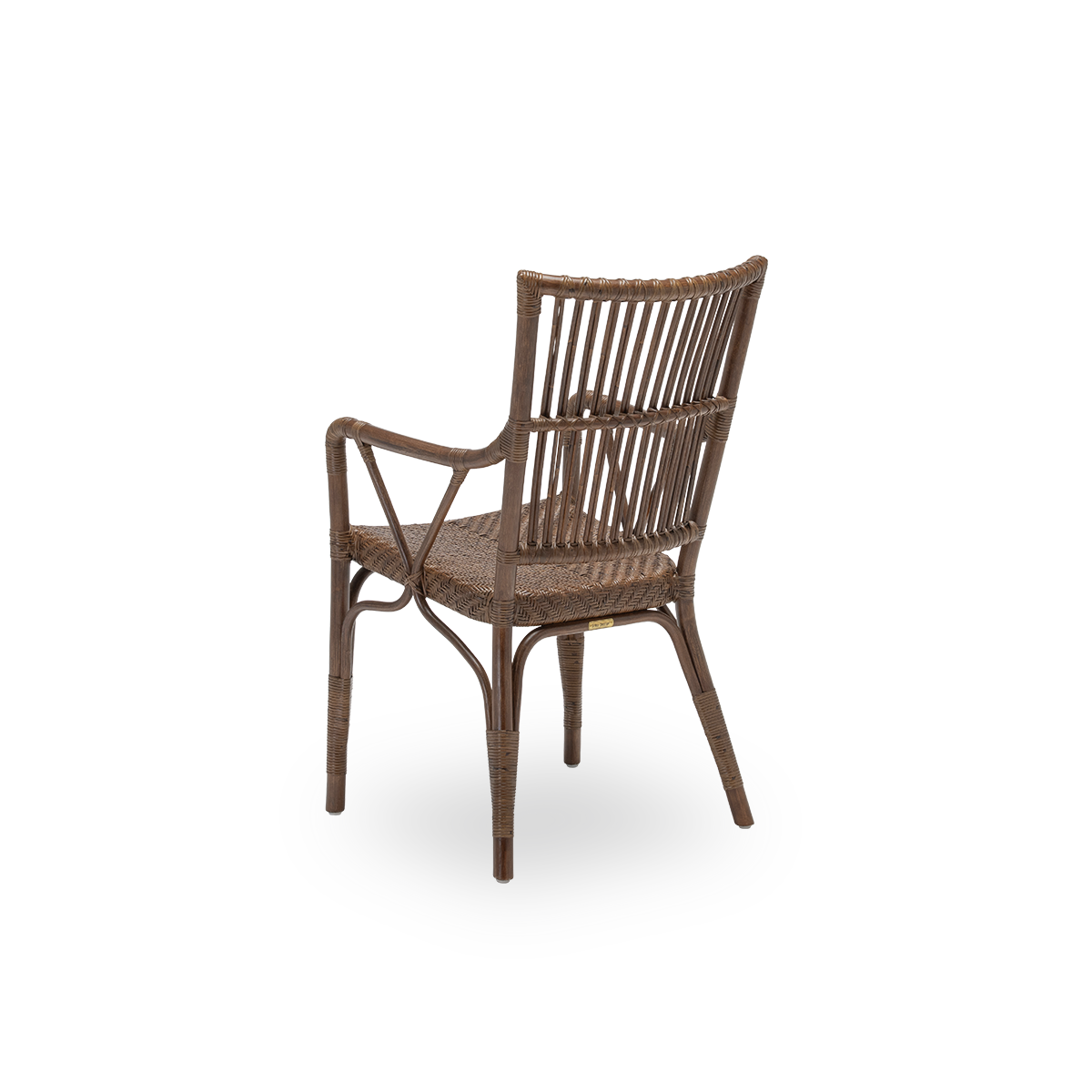 Bagsidevisning af Piano spisebordsstol, i brun rattan. Dansk design fra Sika-Designs Originals-kollektion, hvor de detaljerede fletninger giver stolen dens karakter. Håndlavet i indonesisk rattan af høj kvalitet.
