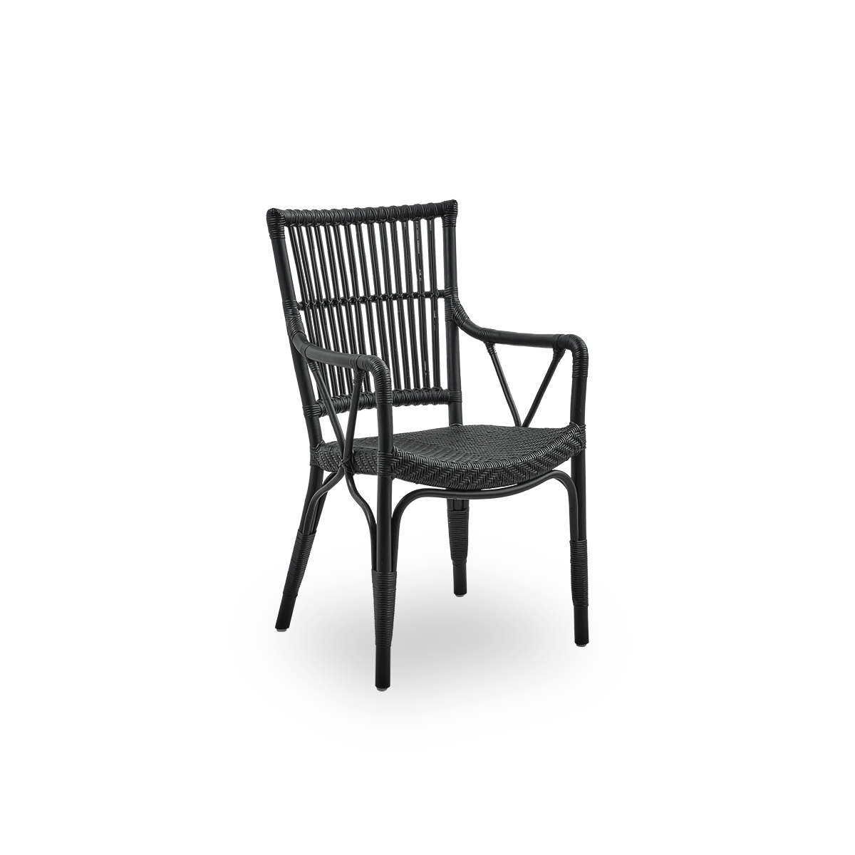 Side view af Piano armstol i sort farve. Elegant fletstol med høj ryg og armlæn, håndlavet i højkvalitets indonesisk rattan.