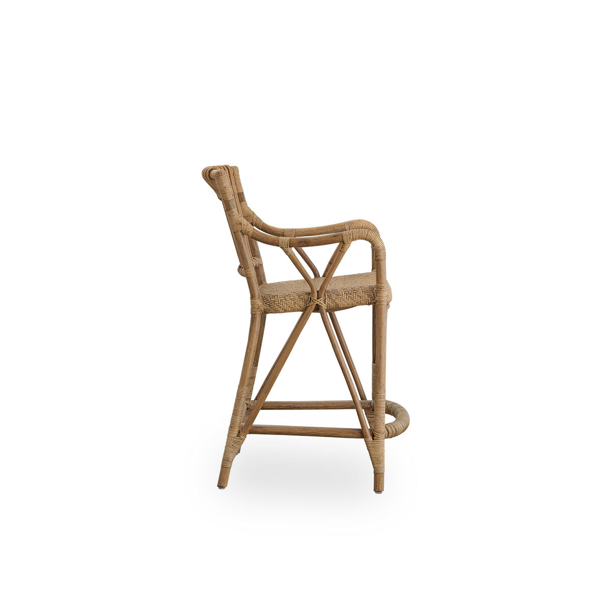 Simpel sidevisning af Blues barstol i antik brun farve lavet af indonesisk rattan. Håndflettet sæde på en rattanramme med rattanryglæn.