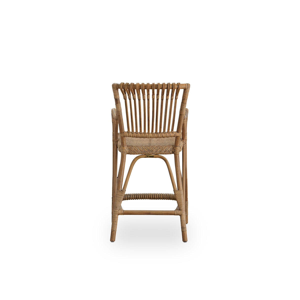 Bagfra vinkel af Blues barstol i antikbrun farve, fremstillet af indonesisk rattan. Håndflettet sæde på en rattanramme med ryglæn af rattan.