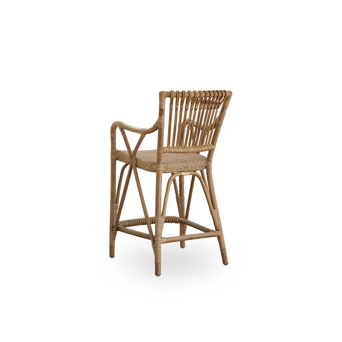 Sidevinkel bagfra af Blues counterstol i farven antikbrun, fremstillet af indonesisk rattan. Håndflettet sæde på rattanramme med ryglæn i rattan.