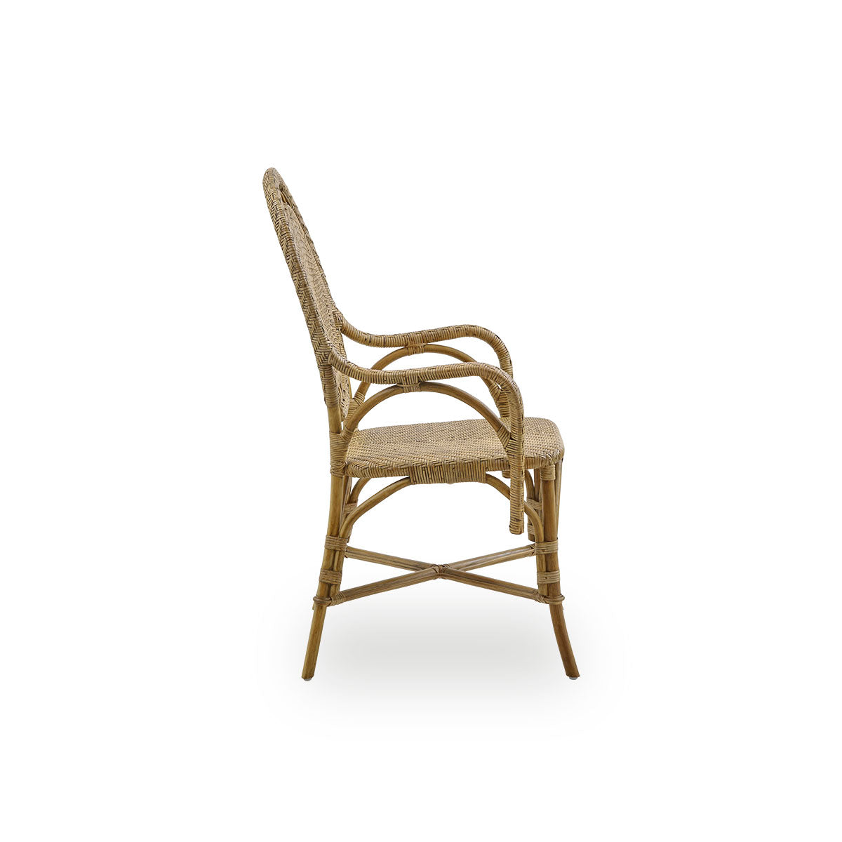 Ren sidevisning af Romantica spisebordsstol i antik brun farve. Elegant, romantisk fletspisebordsstol med rund ryg og fuldt flettet sæde i charmerende dansk design. Håndlavet af høj kvalitet indonesisk rattan.