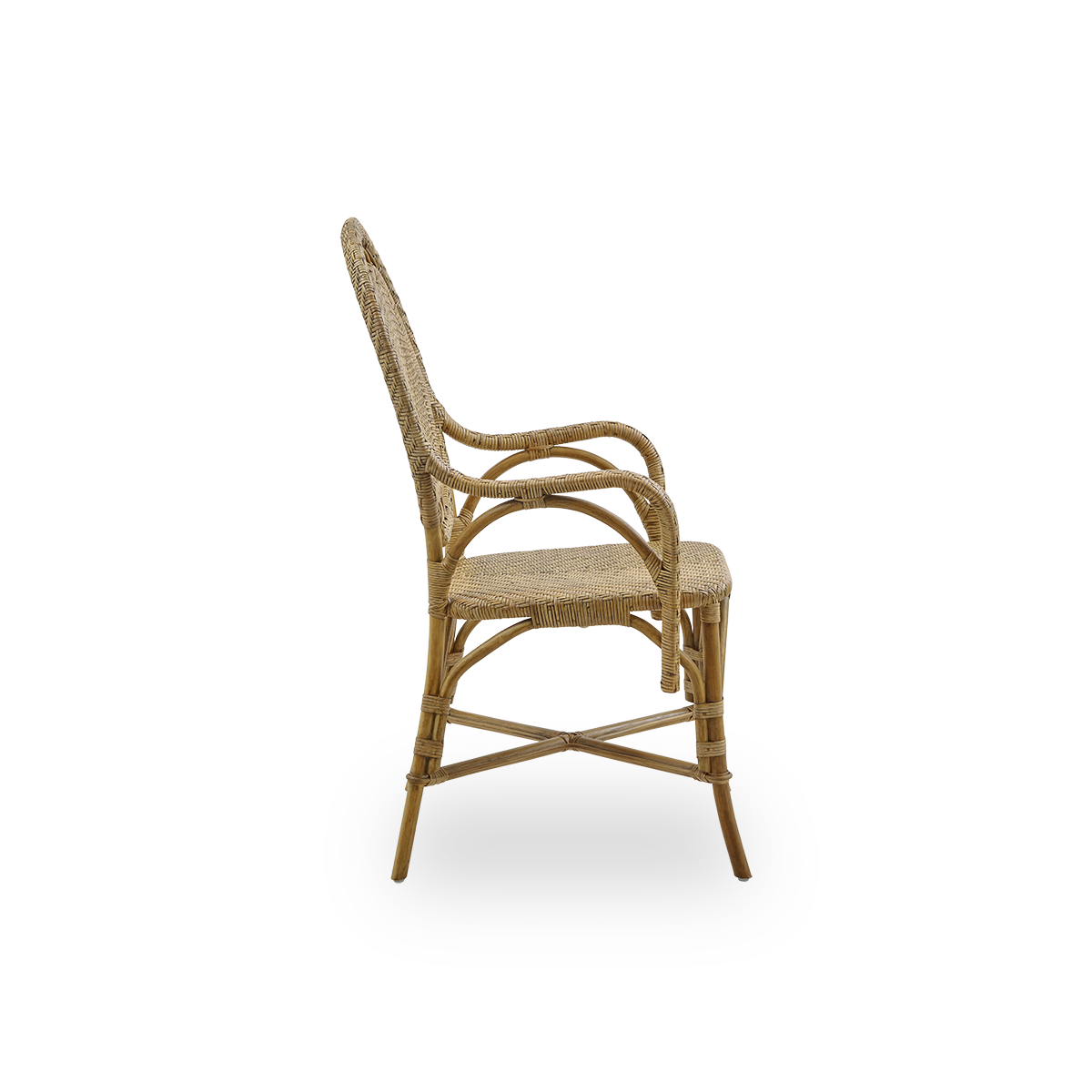 Ren sidevisning af Romantica spisebordsstol i antik brun farve. Elegant, romantisk fletspisebordsstol med rund ryg og fuldt flettet sæde i charmerende dansk design. Håndlavet af høj kvalitet indonesisk rattan.