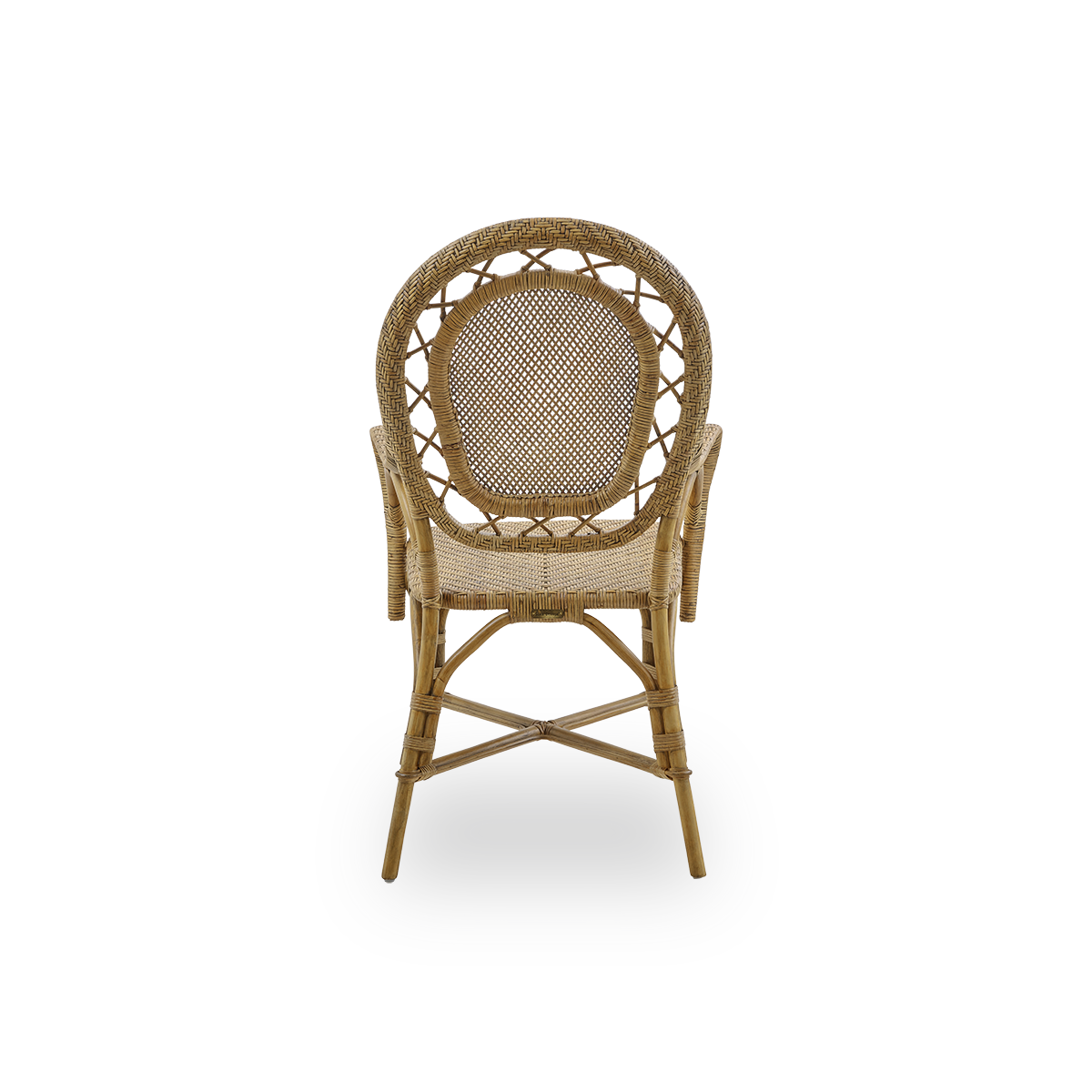 Bagfra vinkel af Romantica spisestol i farven antikbrun. Elegant, romantisk fletstol med rund ryg og fuldt flettet sæde i charmerende dansk design. Håndlavet af indonesisk rattan af høj kvalitet.