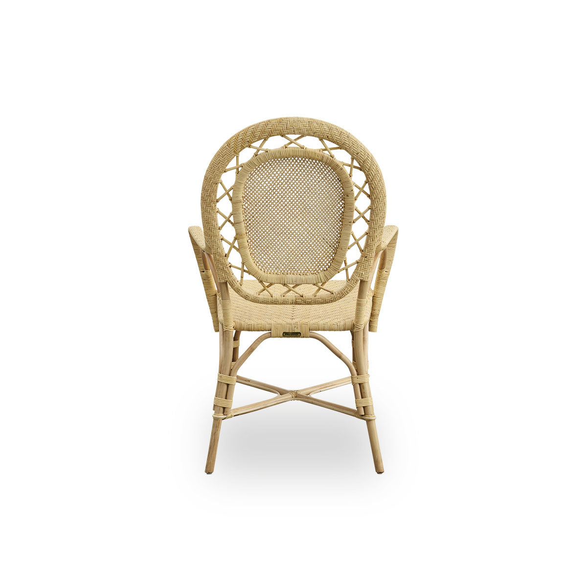 Bagfra vinkel af Romantica spisestol i naturfarve. Elegant, romantisk fletstol med rund ryg og fuldt flettet sæde i charmerende dansk design. Håndlavet af indonesisk rattan af høj kvalitet.