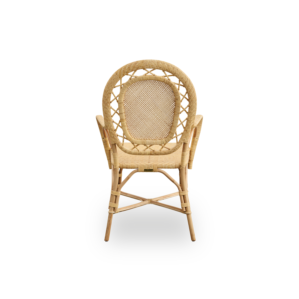 Bagfra vinkel af Romantica spisestol i naturfarve. Elegant, romantisk fletstol med rund ryg og fuldt flettet sæde i charmerende dansk design. Håndlavet af indonesisk rattan af høj kvalitet.