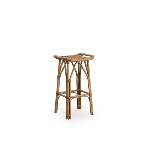 Side view af Salsa rattan-barstol med fodstøtte og buet sæde. Håndlavet i højkvalitets indonesisk rattan. Højde 79 cm.