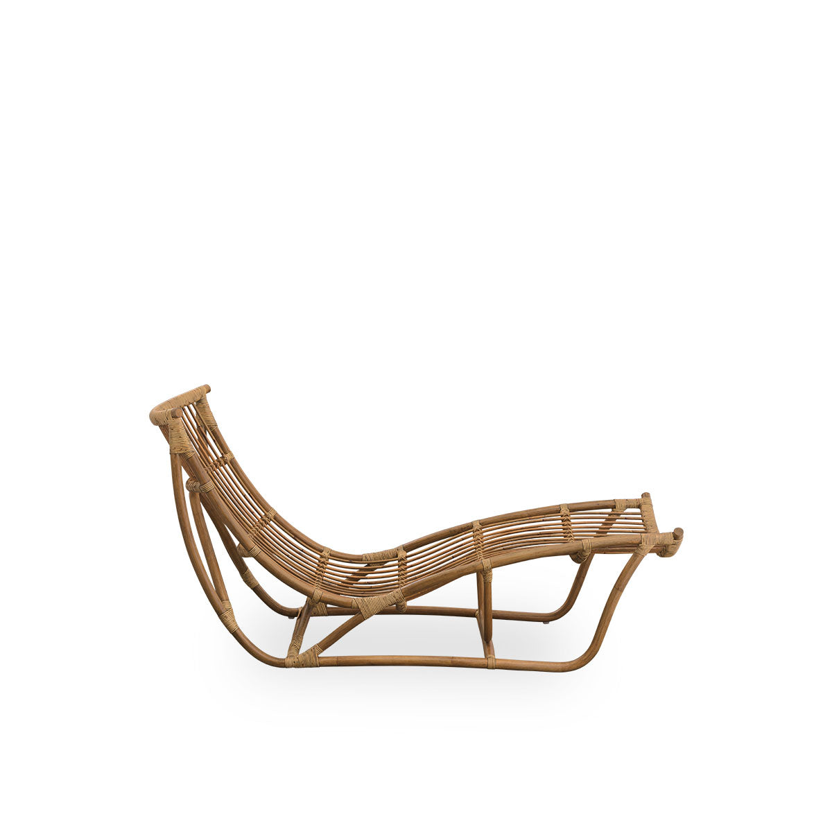 Ren sidevisning af Michelangelo daybed i antik brun rattanfarve. Håndlavet af høj kvalitet indonesisk rattan.