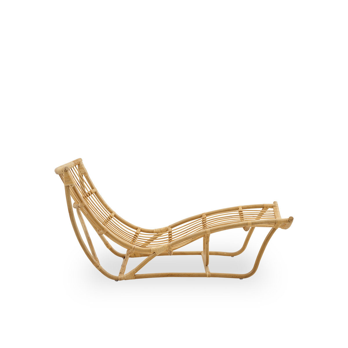 Ren sidevisning af Michelangelo daybed i naturlig rattanfarve. Håndlavet af høj kvalitet indonesisk rattan.