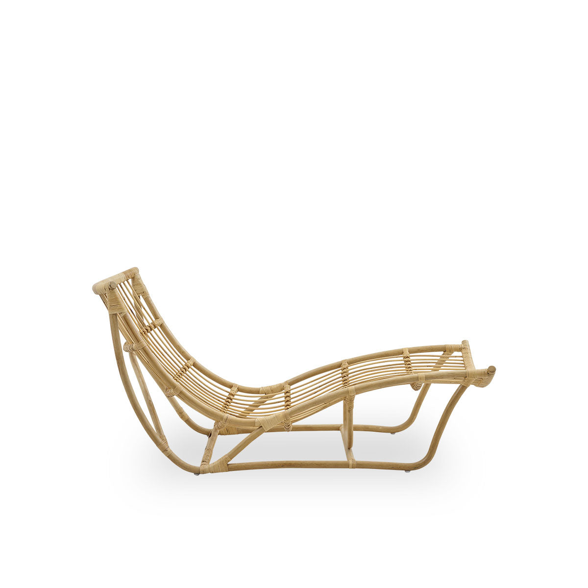 Ren sidevisning af Michelangelo daybed i naturlig rattanfarve. Håndlavet af høj kvalitet indonesisk rattan.