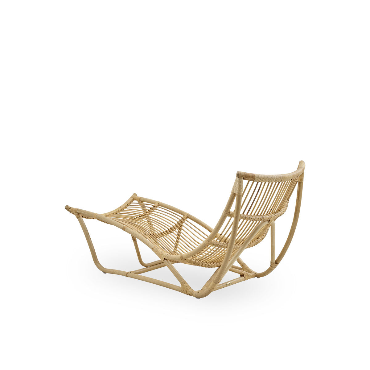 Bagfra vinkel af Michelangelo daybed i naturfarvet rattan. Håndlavet af indonesisk rattan af høj kvalitet.