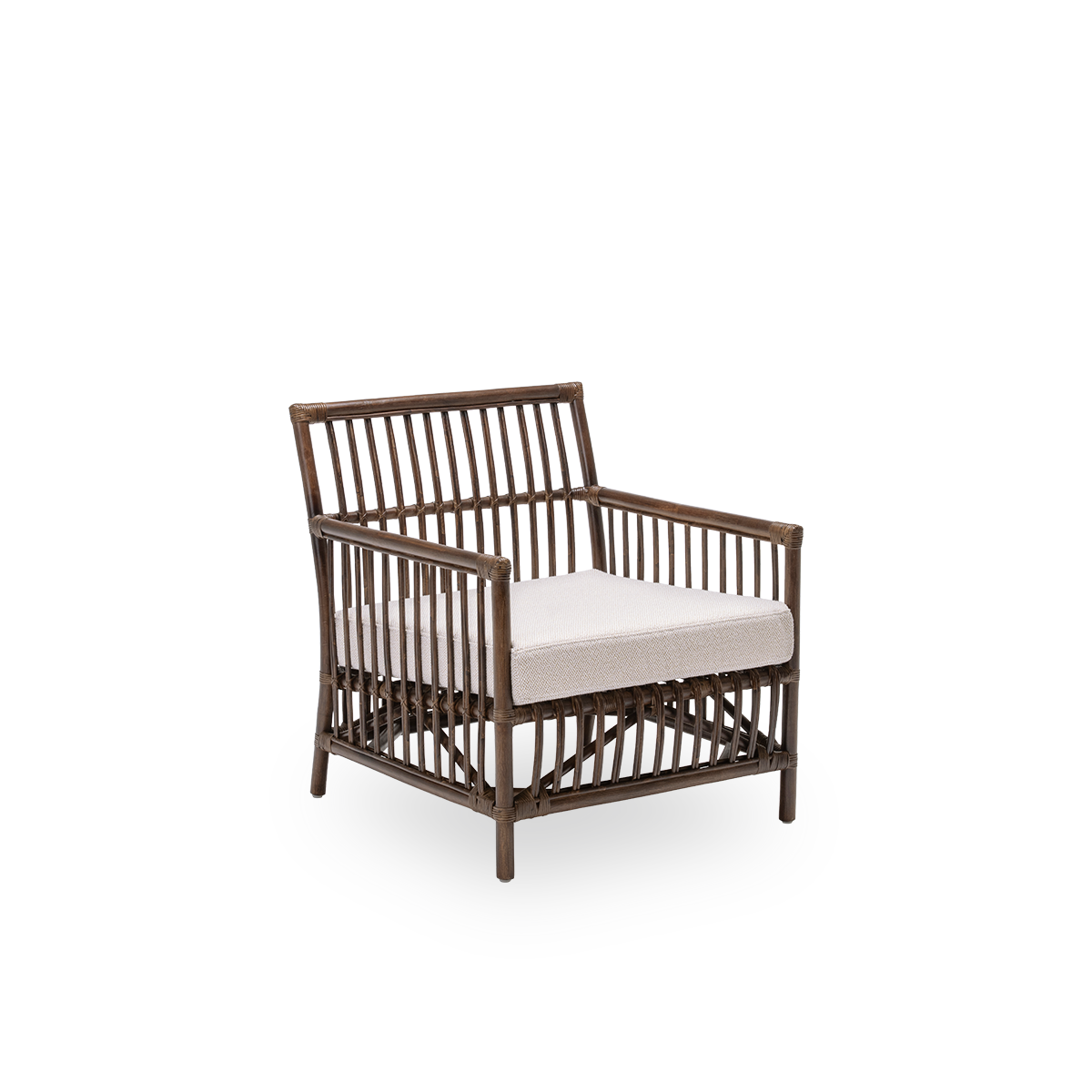 Sidevisning af Caroline loungestol med sædehynde, i brun rattan. Et enkelt og elegant dansk design, hvor de detaljerede fletninger gør den til et roligt element i rummet. Håndlavet i indonesisk rattan af høj kvalitet.