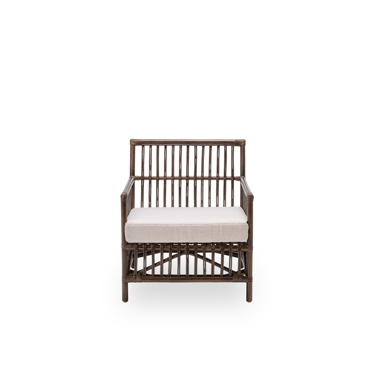 Forsidevisning af Caroline loungestol med sædehynde, i brun rattan. Et enkelt og elegant dansk design, hvor de detaljerede fletninger gør den til et roligt element i rummet. Håndlavet i indonesisk rattan af høj kvalitet.