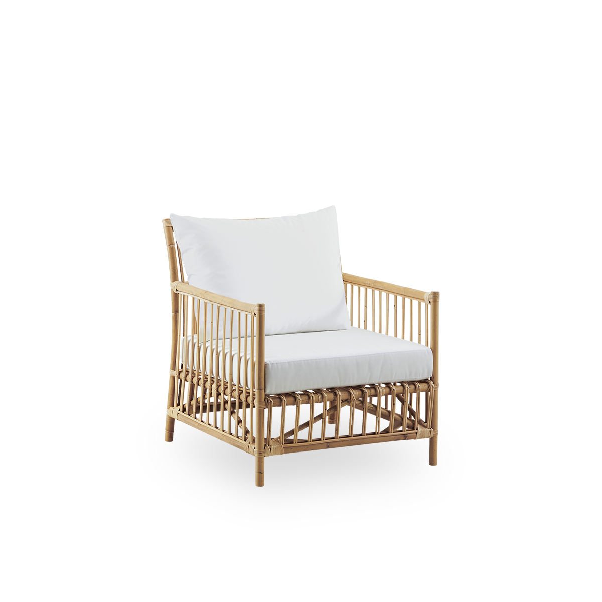 Side view af Caroline Lounge Chair, enkelt og elegant dansk design. Håndlavet i indonesisk rattan. Stolen har en hyggelig og rolig fremtoning.
