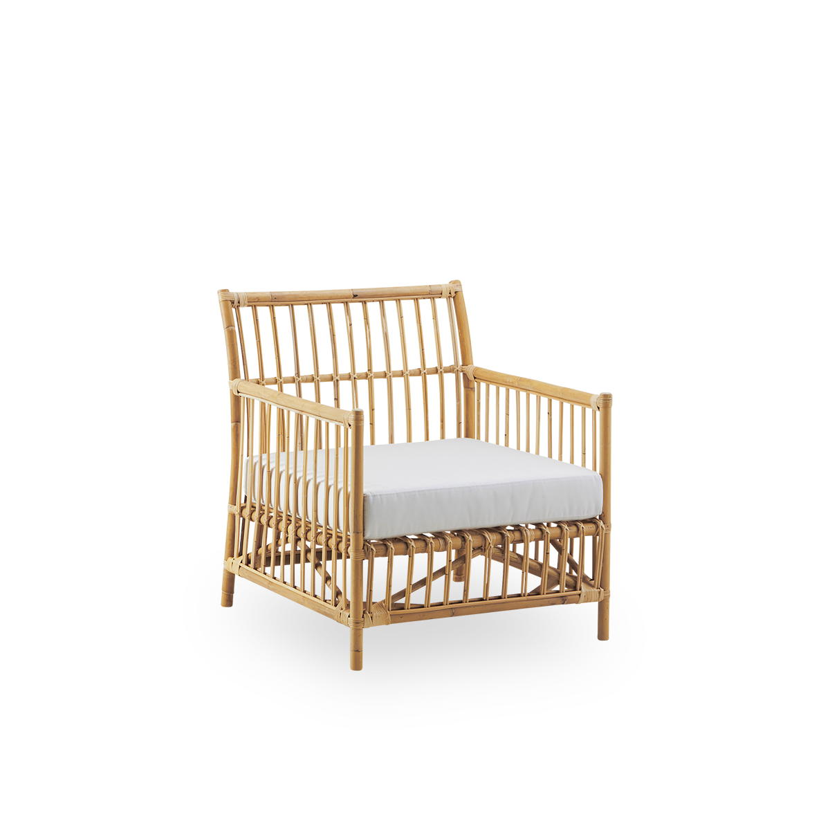 Side view af Caroline Lounge Chair, enkelt og elegant dansk design. Håndlavet i indonesisk rattan. Stolen har en hyggelig og rolig fremtoning.