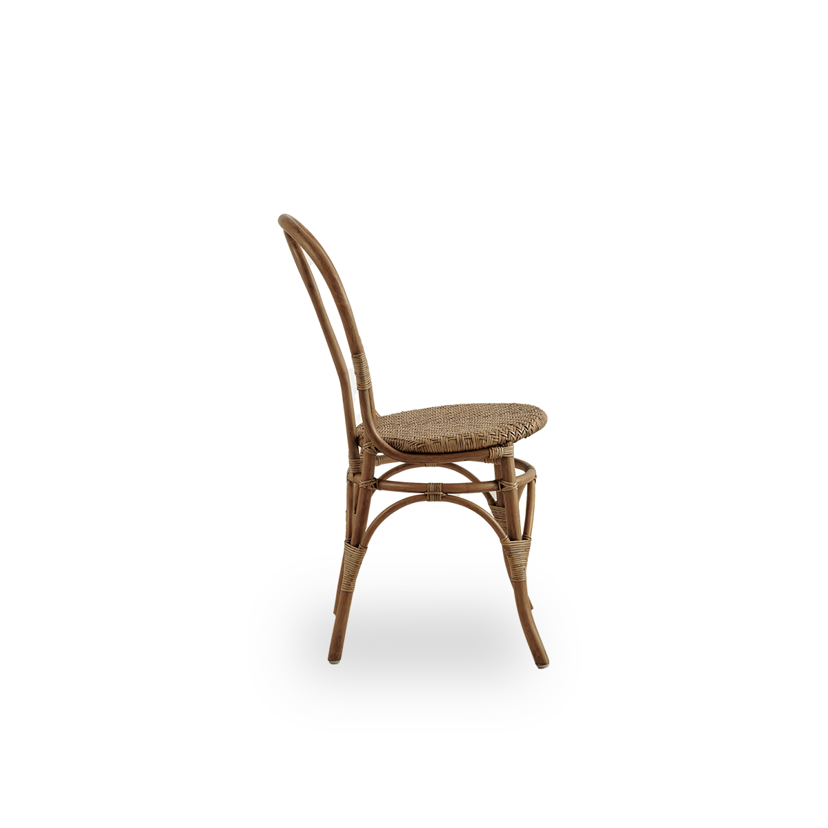 Ren sidevisning af Lulu spisebordsstol i antik brun farve, håndlavet af høj kvalitet indonesisk rattan. Letvægts, elegant design med rund og enkel ryg.