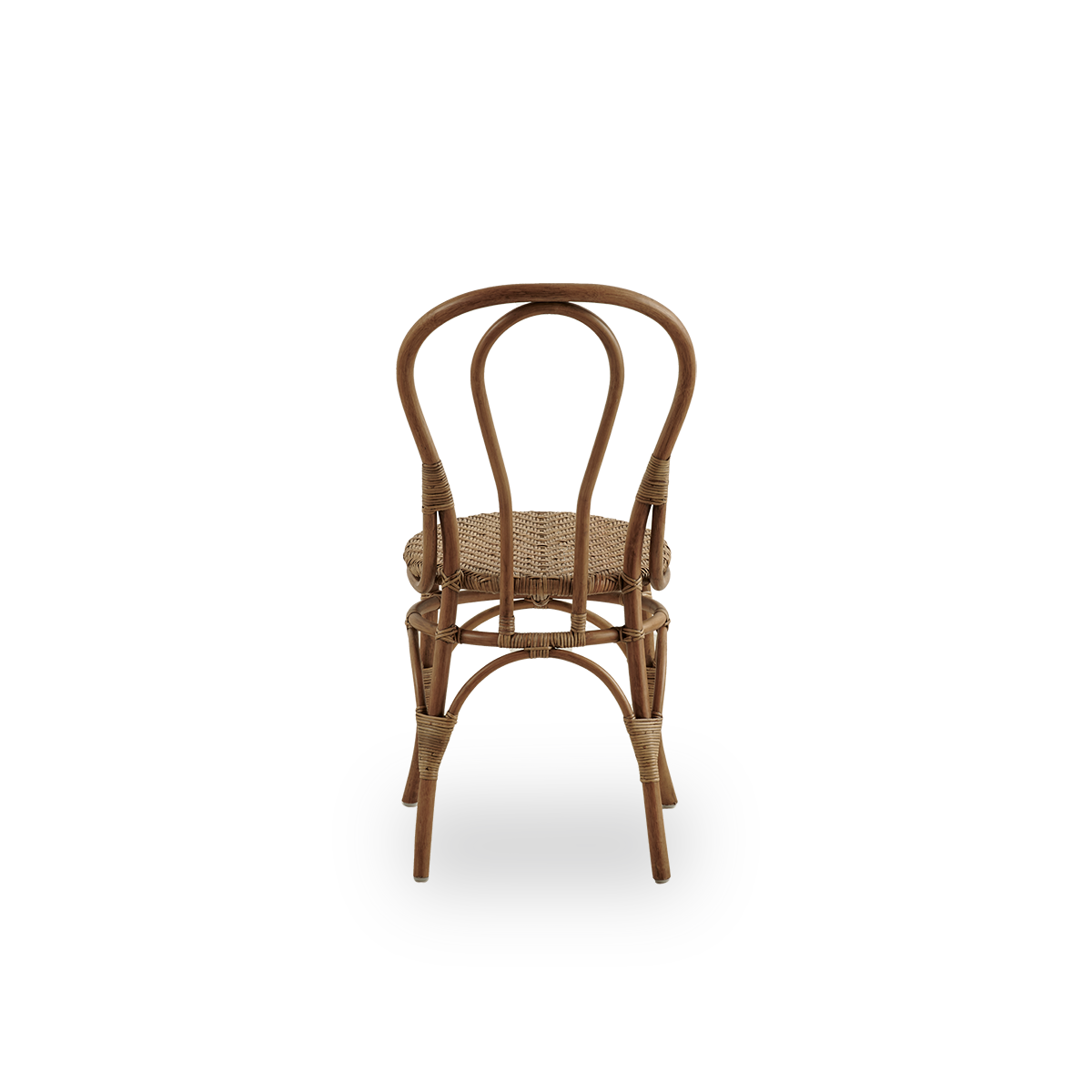 Bagfra vinkel af Lulu spisestol i farven antikbrun, håndlavet af indonesisk rattan af høj kvalitet. Let og elegant design med rundt, enkelt ryglæn.