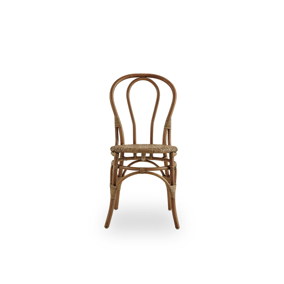 Ren front vinkel af Lulu spisestol i farven Antique Brown, håndlavet af indonesisk rattan i høj kvalitet.
Let og elegant design med et rundt og enkelt ryglæn.