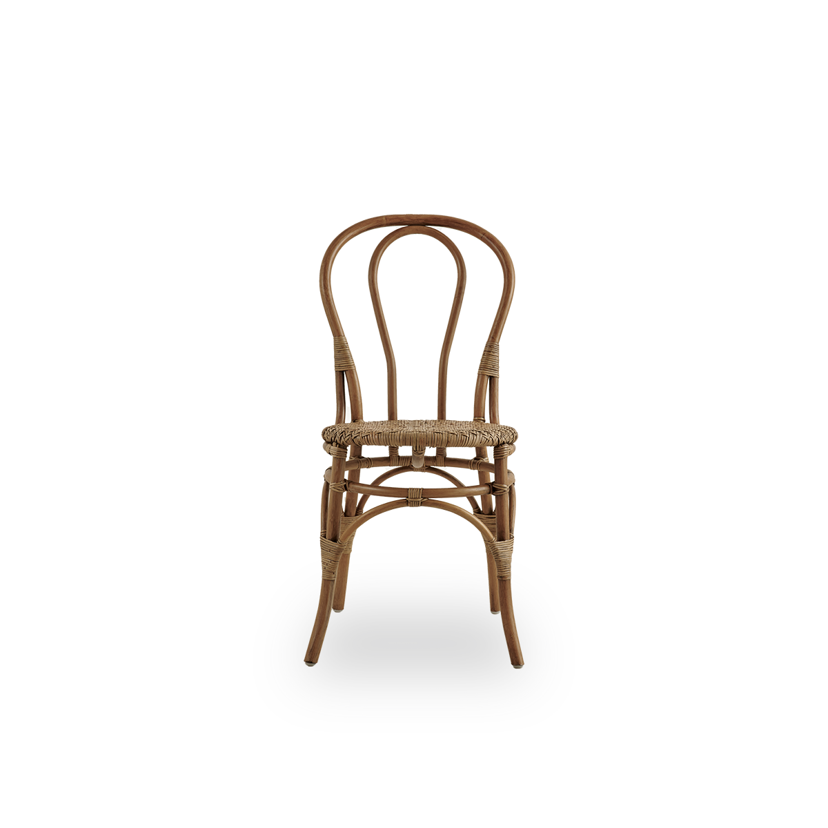 Ren front vinkel af Lulu spisestol i farven Antique Brown, håndlavet af indonesisk rattan i høj kvalitet.
Let og elegant design med et rundt og enkelt ryglæn.