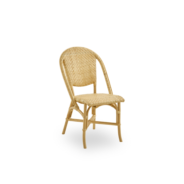 Side view af Alanis spisebordsstol i naturlig rattan af høj kvalitet, med elegante kurver og detaljeret flet.