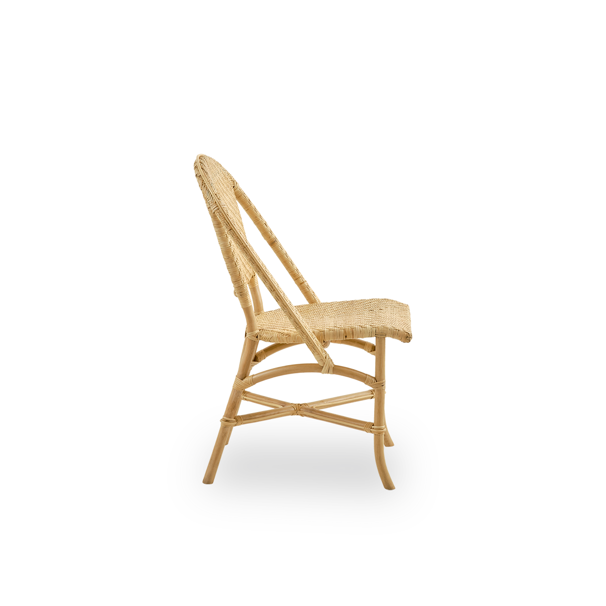 Ren sidevisning af Alanis spisebordsstol i naturlig rattan af høj kvalitet med elegante kurver og detaljeret flet.