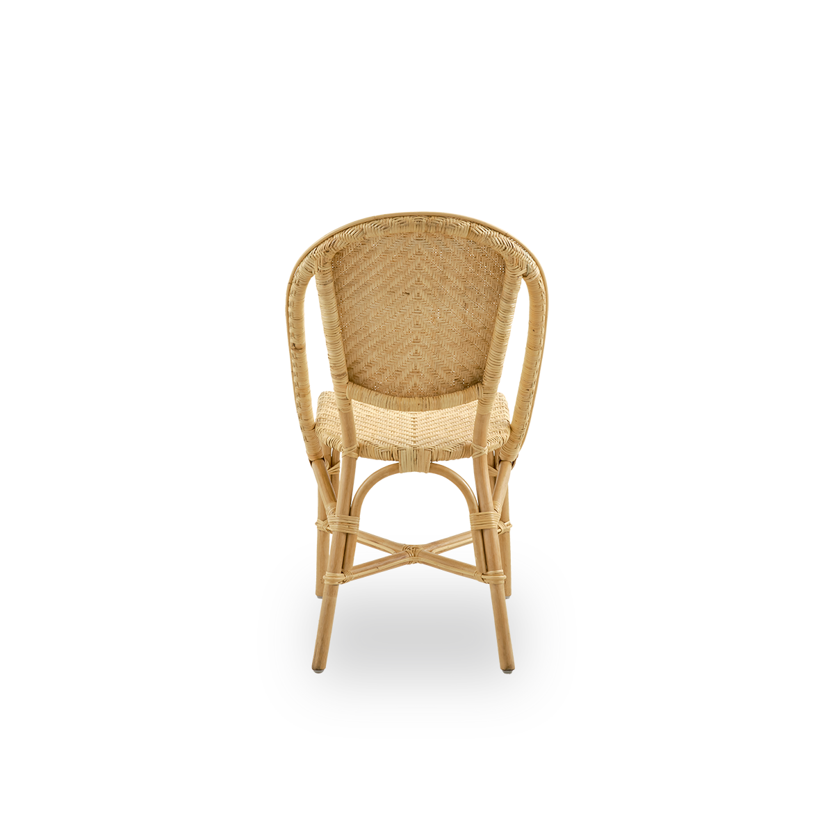 Bagfra vinkel af Alanis spisebordsstol i naturlig rattan af høj kvalitet, med elegante kurver og detaljeret fletværk.