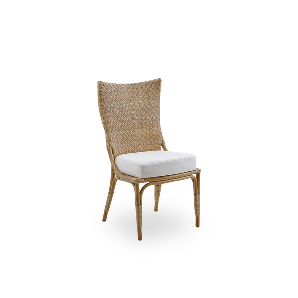 Side view af Melody spisestol i Antique rattan farve med høj, fuldt flet ryg i rattan og polstret sæde.