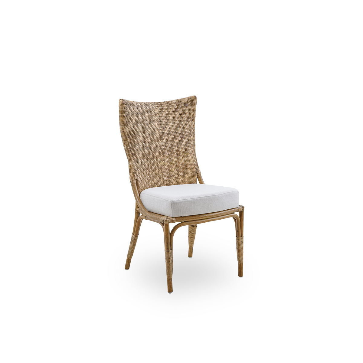 Side view af Melody spisestol i Antique rattan farve med høj, fuldt flet ryg i rattan og polstret sæde.