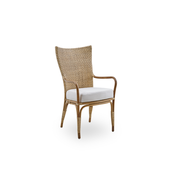 Side view af Melody spisestol med armlæn i Antique rattan farve med høj, fuldt flet ryg i rattan og polstret sæde.